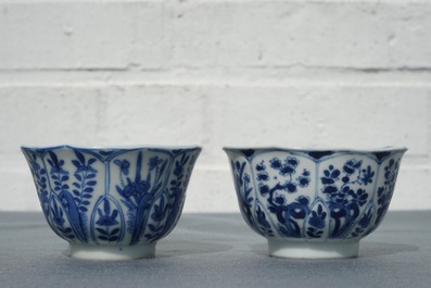 Twaalf Chinese blauwwitte koppen en schotels met floraal decor, Kangxi